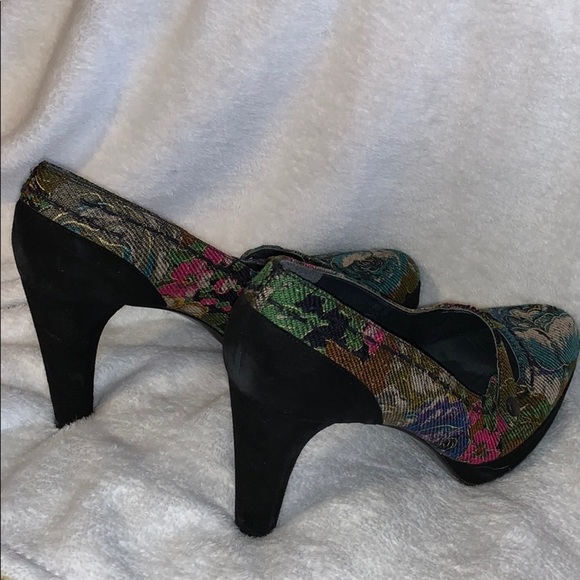 Stuart Weitzman Floral Tapestry Heels - GORGEOUS! - Picture 6 of 13
